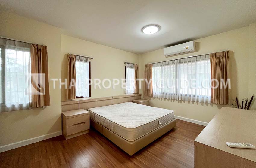 House with Shared Pool in Bangnatrad 